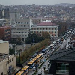 Autobuses de transporte público estacionados en un carril cerca del edificio gubernamental durante una protesta en Pristina. Foto de Armend NIMANI / AFP | Foto:AFP