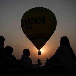La gente observa cómo un globo aerostático se eleva del suelo durante una prueba en Nueva Delhi. Foto de Arun SANKAR / AFP | Foto:AFP