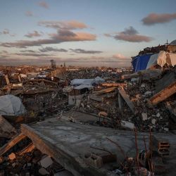 Un joven niño palestino desplazado observa después de una fuerte lluvia en la ciudad de Jabalia, en el norte de la Franja de Gaza. Foto de Omar AL-QATTAA / AFP | Foto:AFP