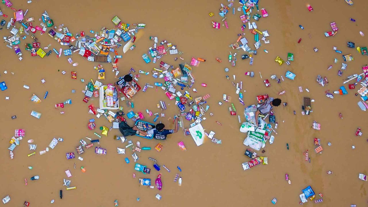 Personas rodeadas de productos flotantes de un supermercado mientras atraviesan aguas de inundación en Hat Yai, en la provincia de Songkhla, al sur de Tailandia. Foto de Arnun Chonmahatrakool / AFP | Foto:AFP