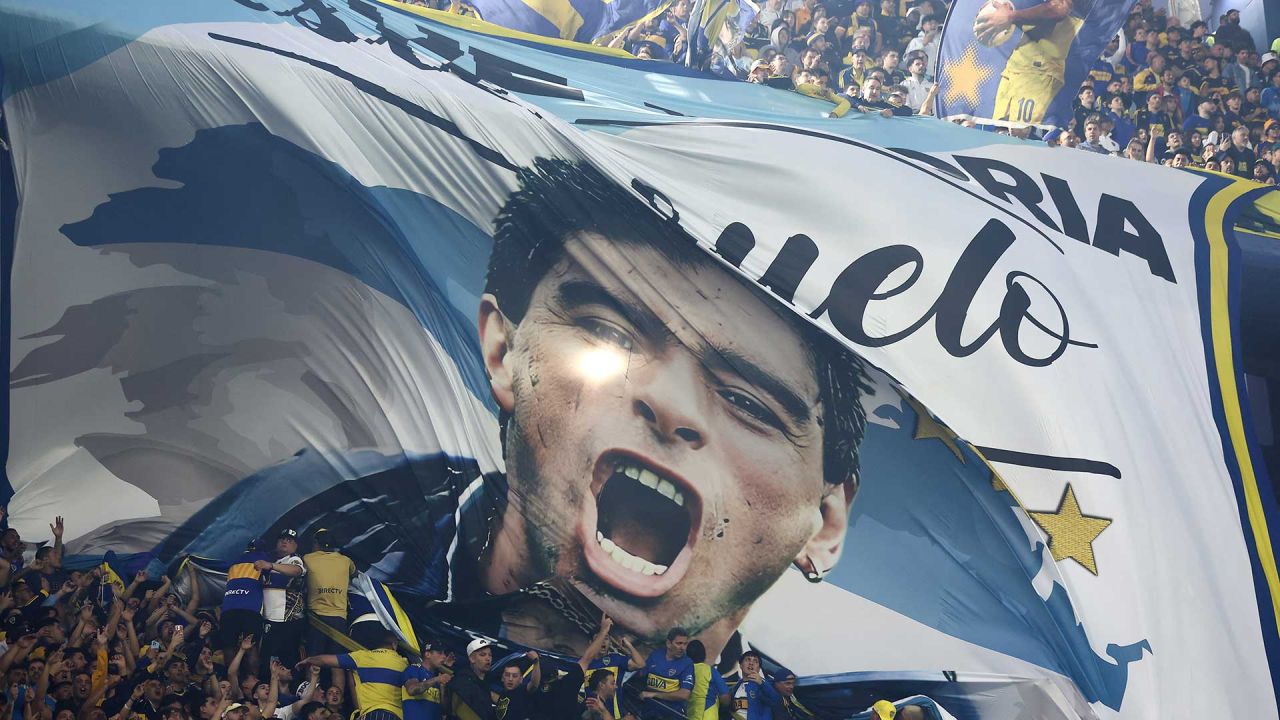 En La Bombonera los Hinchas de Boca Juniors, le rinden homenaje a Diego Maradona con una Bandera. Foto de ALEJANDRO PAGNI / AFP | Foto:AFP