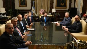 Javier Milei con una camiseta de Estudiantes