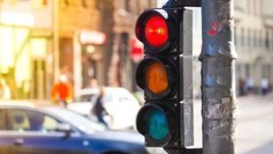 Las multas por pasar un semáforo en rojo podrían alcanzar un millón de pesos.