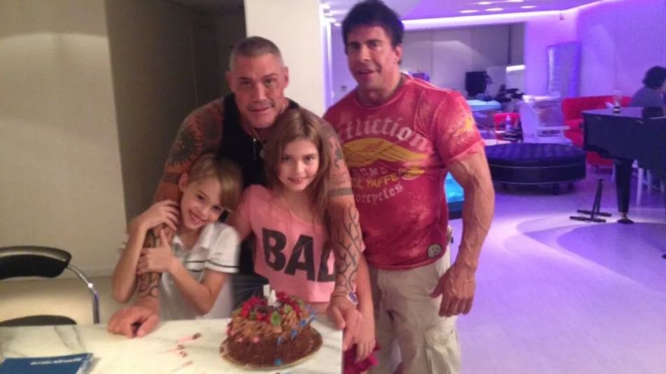 Ricardo Fort junto a sus hijos Marta y Felipe