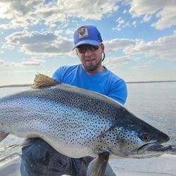 La noticia no tardó en viralizarse entre clubes, guías y grupos de aficionados, que celebraron la calidad del ejemplar y reafirmaron el atractivo que mantiene este espejo de agua del norte neuquino.