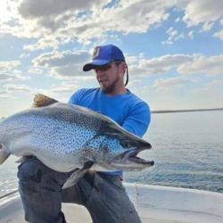 La noticia no tardó en viralizarse entre clubes, guías y grupos de aficionados, que celebraron la calidad del ejemplar y reafirmaron el atractivo que mantiene este espejo de agua del norte neuquino.