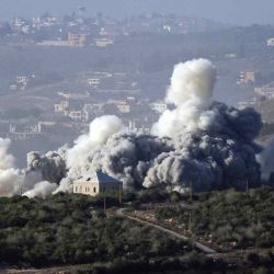 Humo se eleva desde el lugar de un ataque aéreo israelí que tuvo como objetivo la aldea sureña libanesa de El Mahmoudiyeh. Foto de Rabih DAHER / AFP | Foto:AFP