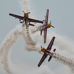 El equipo acrobático Marksmen de Sudáfrica se presenta durante el Aero Asia 2025 en Zhuhai, en la provincia de Guangdong, en el sur de China. Foto de Hector RETAMAL / AFP | Foto:AFP