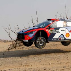 Adrien Fourmaux de Francia y su copiloto Alexandre Coaria compiten en su Hyundai Shell Mobis World Rally 1 durante la etapa 5 del Campeonato Mundial de Rally FIA. Foto de Fayez Nureldine / AFP | Foto:AFP