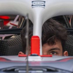 El piloto británico del equipo Haas F1, Oliver Bearman, se sienta en su coche en el garaje del Circuito Internacional de Lusail antes del Gran Premio de Fórmula 1 de Qatar en Lusail. Foto de Andrej ISAKOVIC / AFP | Foto:AFP