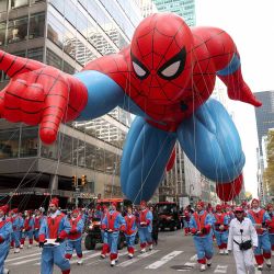 Los globos de The Amazing Spider-Man flotan por la ruta durante el Desfile del Día de Acción de Gracias. Foto de Michael Loccisano / AFP | Foto:AFP