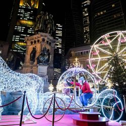 Los visitantes se sientan dentro de una instalación navideña iluminada en el mercado de Navidad fuera del distrito bancario en el centro de Fráncfort del Meno. Foto de Kirill KUDRYAVTSEV / AFP | Foto:AFP