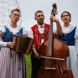 Miembros del trío 'Rond Om de Santis', los músicos de yodel Katja Burgler, Maya Stieger y Peter Looser se presentan en el jardín de la sede de la UNESCO en París. Foto de Dimitar DILKOFF / AFP | Foto:AFP