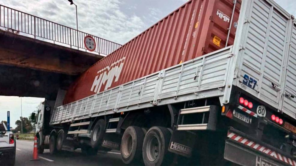 Camión debajo de La Panamericana 27112025