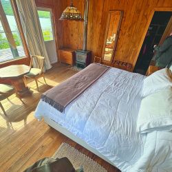 Trucha fontinalis capturada en la boca  del arroyo Ingeniero en el lago La Plata. La efectividad del color naranja en la mosca radica en la afición de estas truchas por atacar alevinos de su propia especie, que son de esa tonalidad.