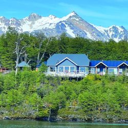 Trucha fontinalis capturada en la boca  del arroyo Ingeniero en el lago La Plata. La efectividad del color naranja en la mosca radica en la afición de estas truchas por atacar alevinos de su propia especie, que son de esa tonalidad.