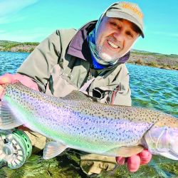 Trucha fontinalis capturada en la boca  del arroyo Ingeniero en el lago La Plata. La efectividad del color naranja en la mosca radica en la afición de estas truchas por atacar alevinos de su propia especie, que son de esa tonalidad.