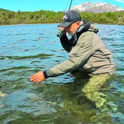 Trucha fontinalis capturada en la boca  del arroyo Ingeniero en el lago La Plata. La efectividad del color naranja en la mosca radica en la afición de estas truchas por atacar alevinos de su propia especie, que son de esa tonalidad.