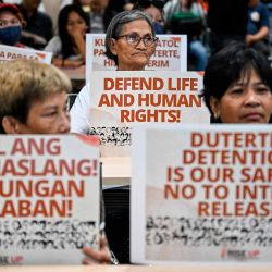 Víctimas de ejecuciones extrajudiciales esperan la resolución de apelación del expresidente filipino Rodrigo Duterte, acusado de crímenes de lesa humanidad en Manila. Foto de Jam STA ROSA / AFP | Foto:AFP