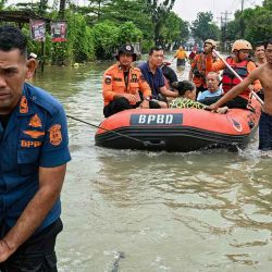 Rescatistas evacuan a una persona mayor en una lancha neumática durante la inundación en Medan, Sumatra del Norte. Foto de YT Hariono / AFP | Foto:AFP