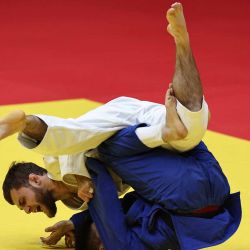 El ruso Ayub Bliev (blanco) compite contra el mongol Ariunbold Enkhtaivan en la categoría masculina de menos de 60 kg durante el Grand Slam de Abu Dabi. Foto de Fadel SENNA / AFP  | Foto:AFP