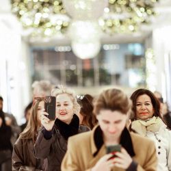 Clientes llegan a la tienda Macy's durante las ofertas del Black Friday en la ciudad de Nueva York. Foto de kena betancur / AFP | Foto:AFP