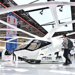 Una aeronave Diamond VoloCity eVolt se observa en el stand de Volocopter durante Aero Asia 2025 en Zhuhai. Foto de Hector Retamal / AFP | Foto:AFP
