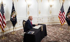 Trump, en una videoconferencia con los soldados estadounidenses desplegados en el Caribe por el Día de Acción de Gracias.