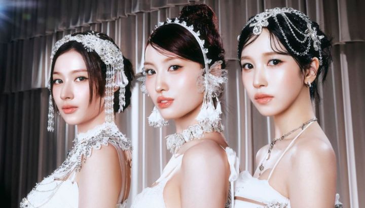 El trío japonés MISAMO muestra sus espectaculares imagenes conceptuales para su primer álbum completo "PLAY"