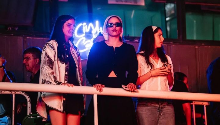 Pañuelo a la cabeza a modo de "hábito de monja": el radiante look de Rosalía en la noche porteña