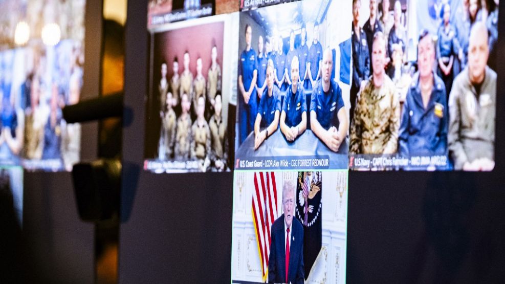 Trump, en una videoconferencia con los soldados estadounidenses desplegados en el Caribe por el Día de Acción de Gracias.