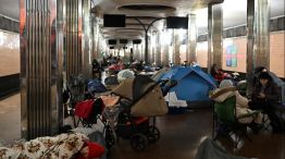 Ucrania sigue bajo bombardeos rusos. Mucha gente desborda de noches las estaciones del subte para tratar de estar a salvo de los drones rusos.