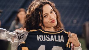 Rosalía con la camiseta de Boca