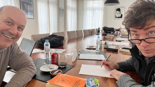 Javier Milei y su ministro Federico Sturzenegger