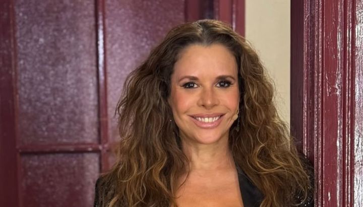 Así es la casa de Julieta Ortega en Buenos Aires: rincón de lectura, vinilos únicos y un living minimalista decorado por ella misma 