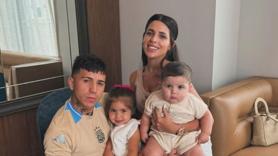 Valu Cervantes y Enzo Fernández junto a sus hijos