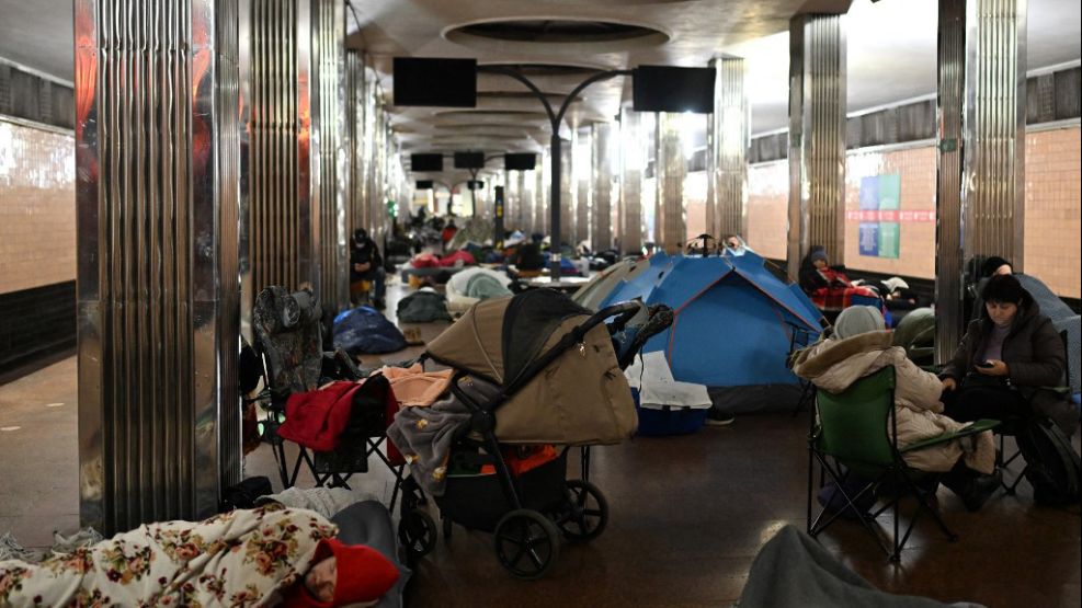 Ucrania sigue bajo bombardeos rusos. Mucha gente desborda de noches las estaciones del subte para tratar de estar a salvo de los drones rusos.
