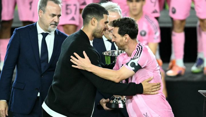 Carlos Alcaraz fue invitado especial en Inter y le entregó la copa de la Conferencia Este a Messi.