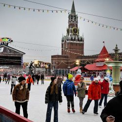 La gente disfruta patinando en una pista de hielo al aire libre y temporal en el centro de la Plaza Roja, con la Catedral de San Basilio y la Torre Spasskaya del Kremlin al fondo, en Moscú. Foto de Alexander NEMENOV / AFP | Foto:AFP