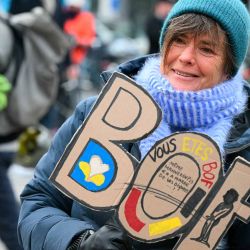 Una mujer sostiene un cartel que dice "meh. eres meh." mientras los miembros del colectivo "Respect Brussels" participan en una manifestación en Bruselas. Foto de NICOLAS TUCAT / AFP | Foto:AFP