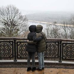 Una pareja se encuentra en un mirador panorámico en un parque de Kiev. Foto de Sergei GAPON / AFP | Foto:AFP