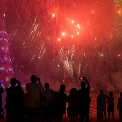 La gente disfruta de un espectáculo de fuegos artificiales junto a un árbol de Navidad flotante en el paseo marítimo de Botafogo en Río de Janeiro, Brasil. Foto de Pablo PORCIUNCULA / AFP | Foto:AFP