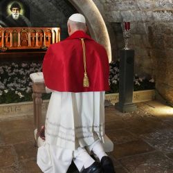 El Papa León XIV reza frente a la tumba de San Charbel Makhlouf en el Monasterio de San Marón, en el pueblo montañoso de Annaya. Foto de Domenico Stinellis / AFP | Foto:AFP