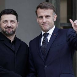El presidente de Francia Emmanuel Macron, da la bienvenida a su homólogo ucraniano Volodymyr Zelensky antes de su reunión en el Palacio del Elíseo en París. Foto de STEPHANE DE SAKUTIN / AFP | Foto:AFP