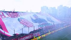Bandera de Barracas Central en apoyo a Chiqui Tapia