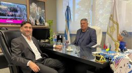 Ariel Vallejos, financista de Sur Finanzas, junto al Chiqui Tapia.