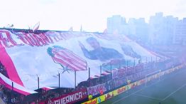 Bandera de Barracas Central en apoyo a Chiqui Tapia