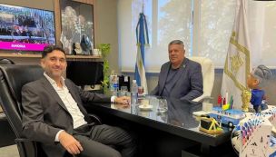 Ariel Vallejos, financista de Sur Finanzas, junto al Chiqui Tapia.