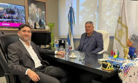 Ariel Vallejos, financista de Sur Finanzas, junto al Chiqui Tapia.