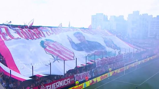 Bandera de Barracas Central en apoyo a Chiqui Tapia